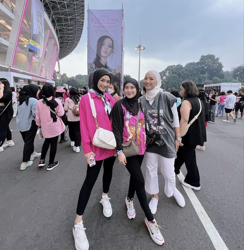 Artis Dan Selebgram Berhijab Nonton Konser BLACKPINK