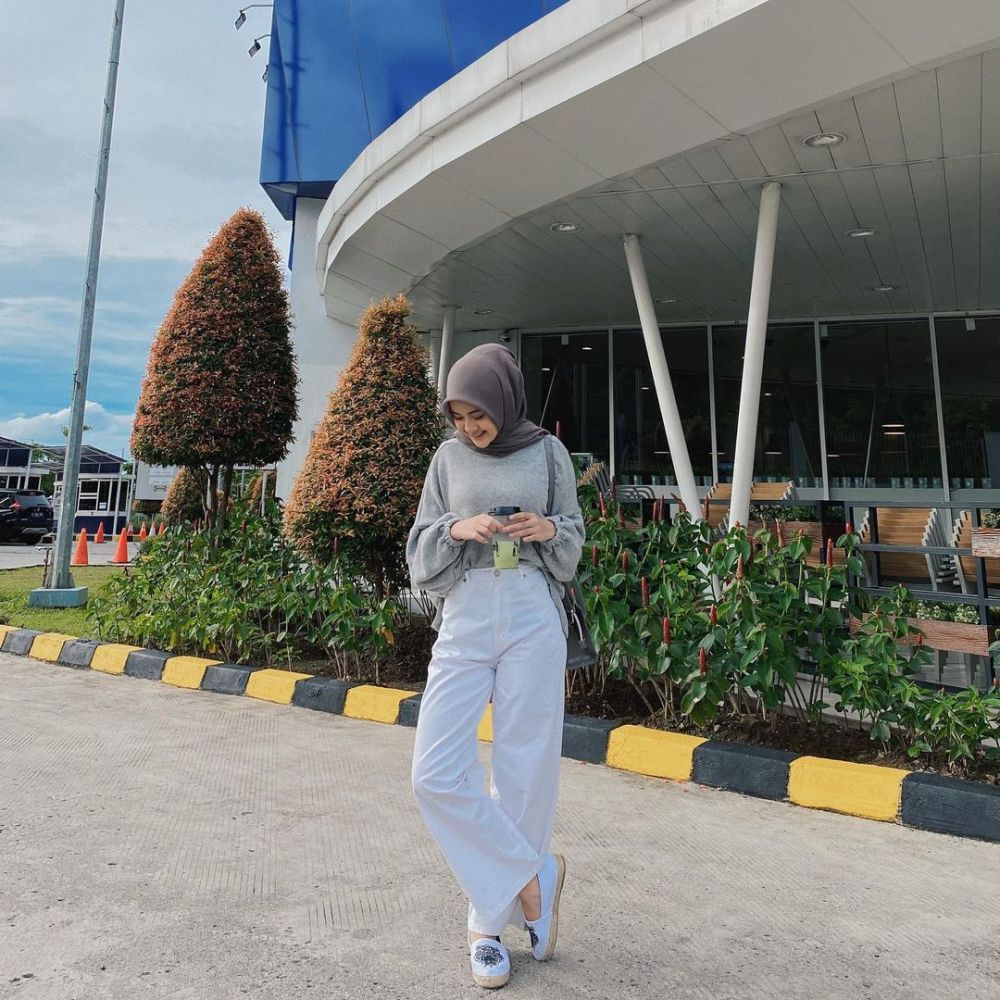 9 OOTD Hangout dengan Celana Kulot ala Alifhia Fitri, Stylish!