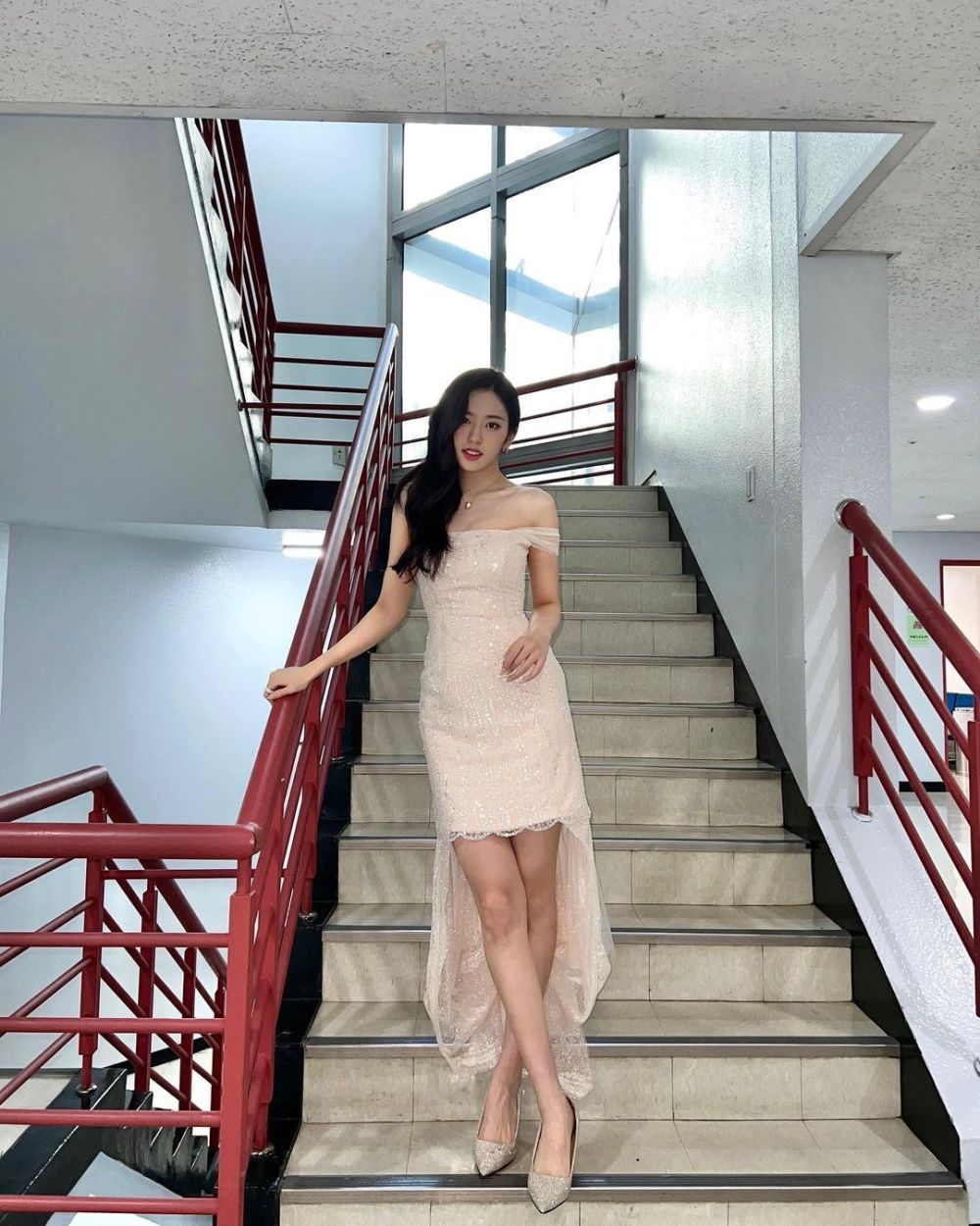 9 Inspirasi Dress Pesta ala Yujin IVE yang Anggun dan Minimalis!
