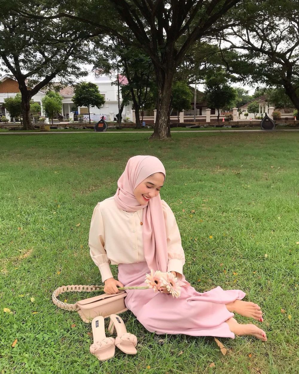 9 Mix and Match OOTD Hijab Nuansa Pink ala Cut Indah Sundari, Anggun!