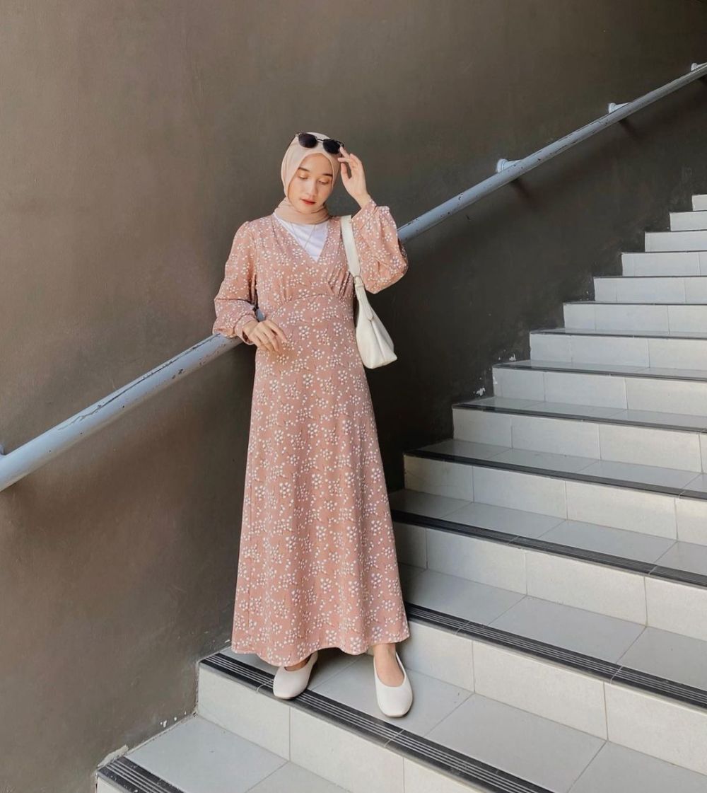 10 Inspirasi OOTD Hijab Dress ala Cut Indah Sundari yang Trendi Abis