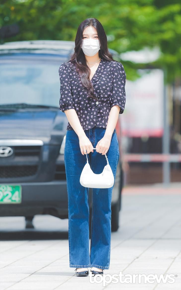 10 Inspirasi Outfit Hangout ala Member Red Velvet, Gak Ribet Chic Abis