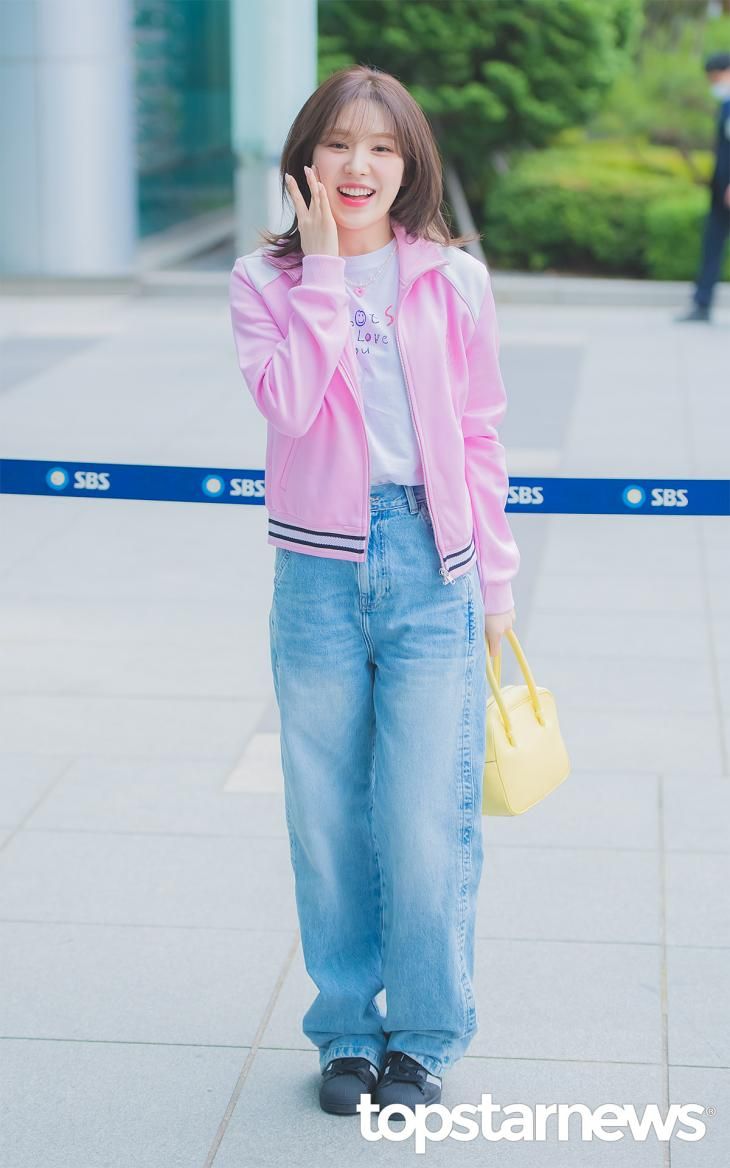 10 Inspirasi Outfit Hangout ala Member Red Velvet, Gak Ribet Chic Abis