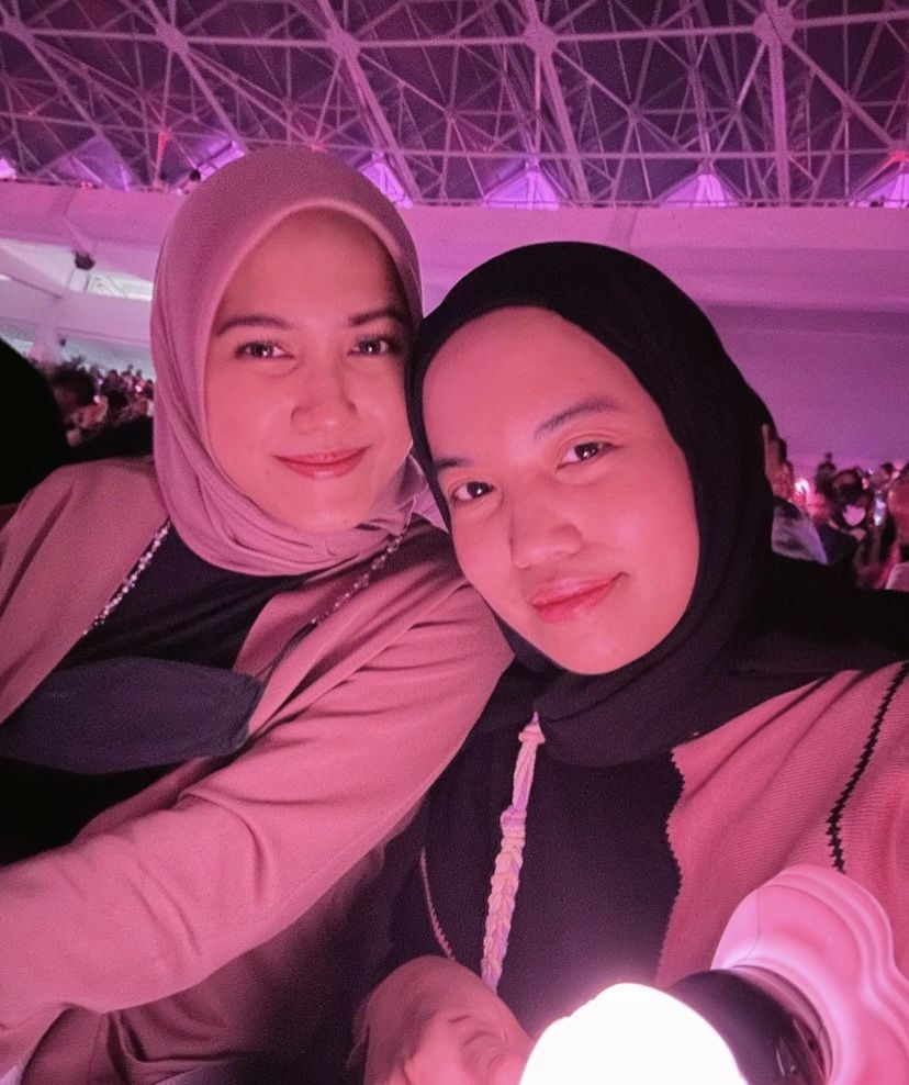 Artis Dan Selebgram Berhijab Nonton Konser BLACKPINK