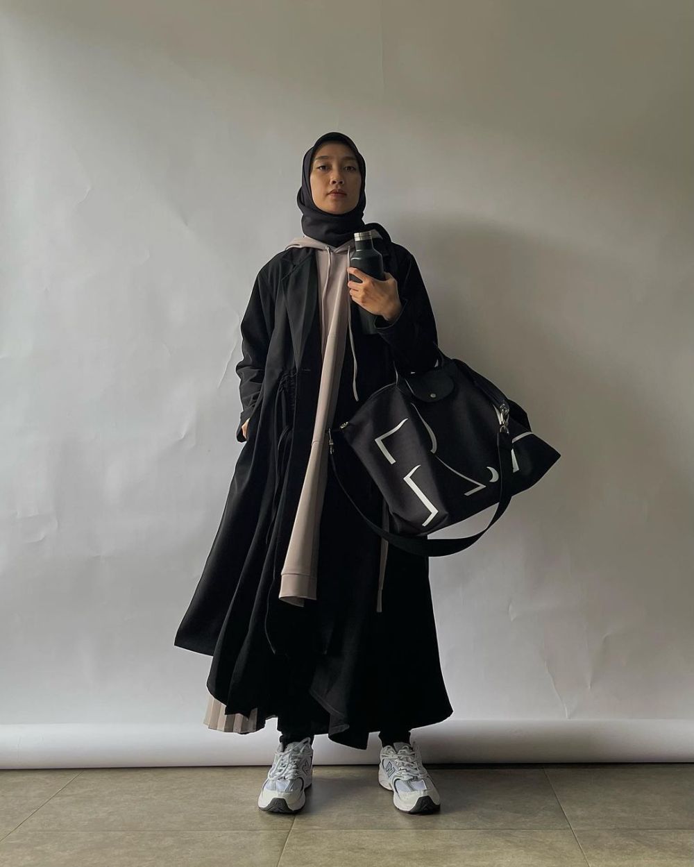 9 Outfit Hijab Serba Hitam ala Renni Andriani, Look Badas Misterius