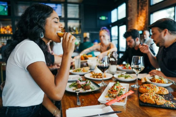 5 Zodiak yang Melampiaskan Stress dengan Banyak Makan