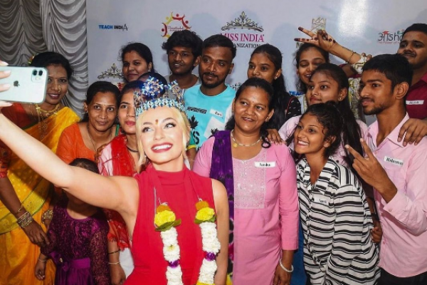 10 Potret Miss World 2022 Karolina Bielawska saat Berkunjung ke Mumbai
