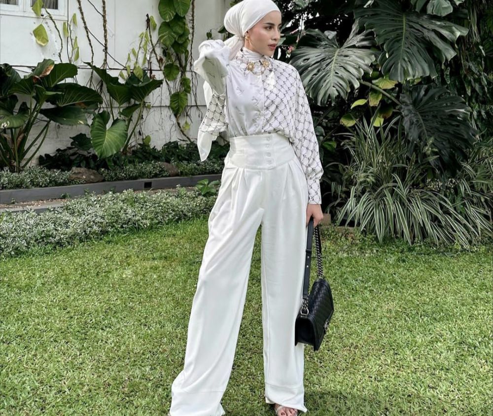 11 Ide Outfit Hijab Nuansa Putih Untuk Bukber ala Influencer Tanah Air
