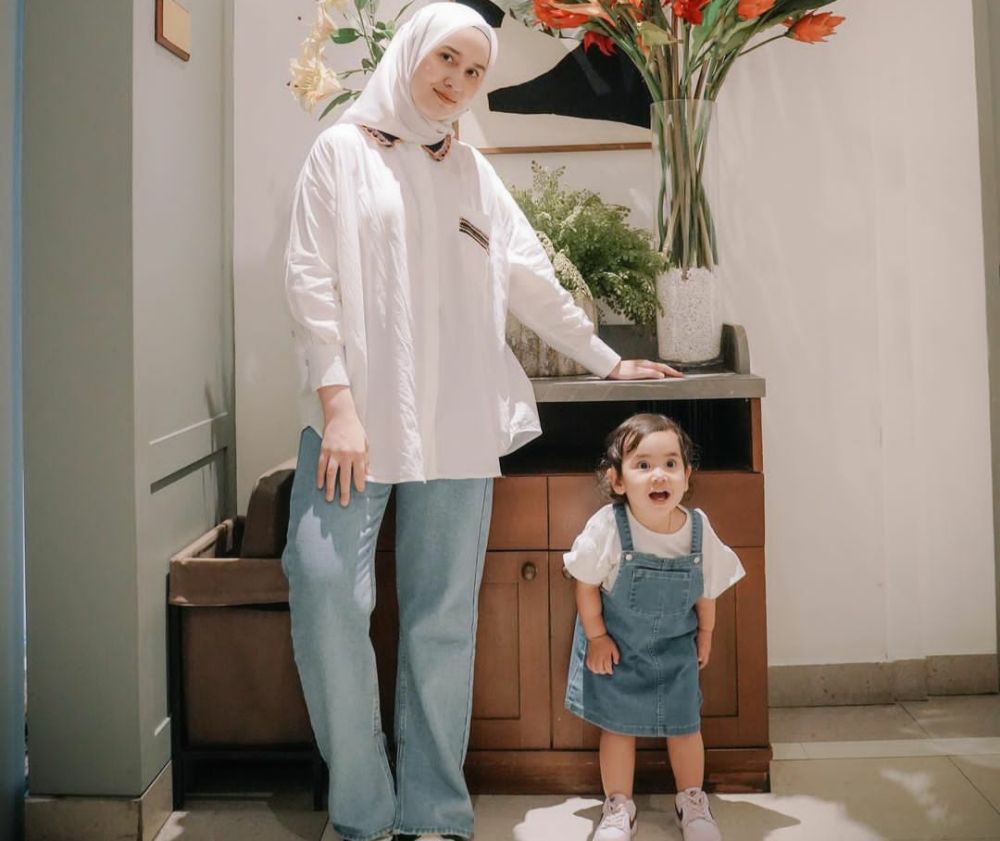 11 Ide Outfit Hijab Nuansa Putih Untuk Bukber ala Influencer Tanah Air