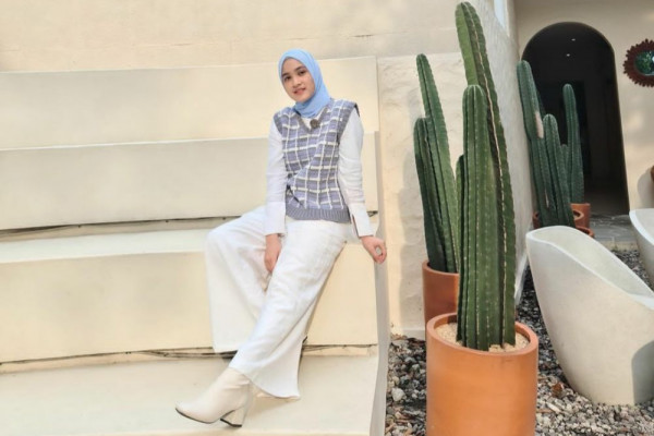 11 Ide Outfit Hijab Nuansa Putih Untuk Bukber ala Influencer Tanah Air