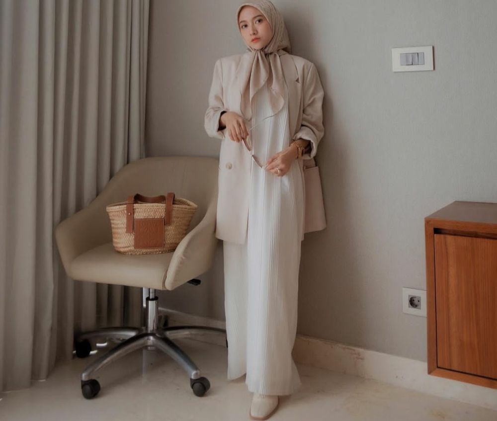 11 Ide Outfit Hijab Nuansa Putih Untuk Bukber ala Influencer Tanah Air