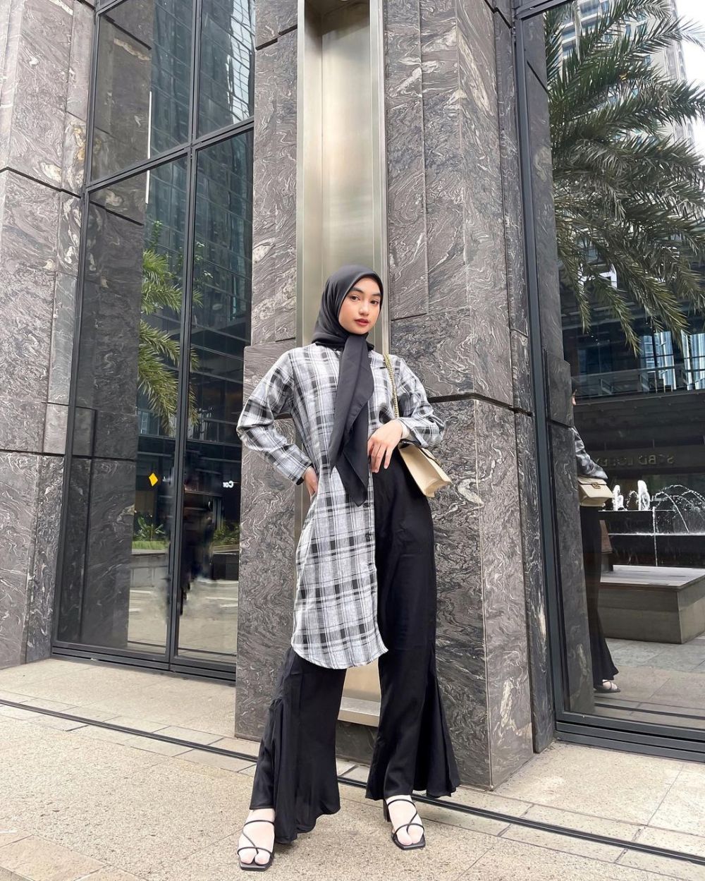 10 Hijab Style dengan Outfit Plaid ala Olivia Finda, Gayanya Trendi!