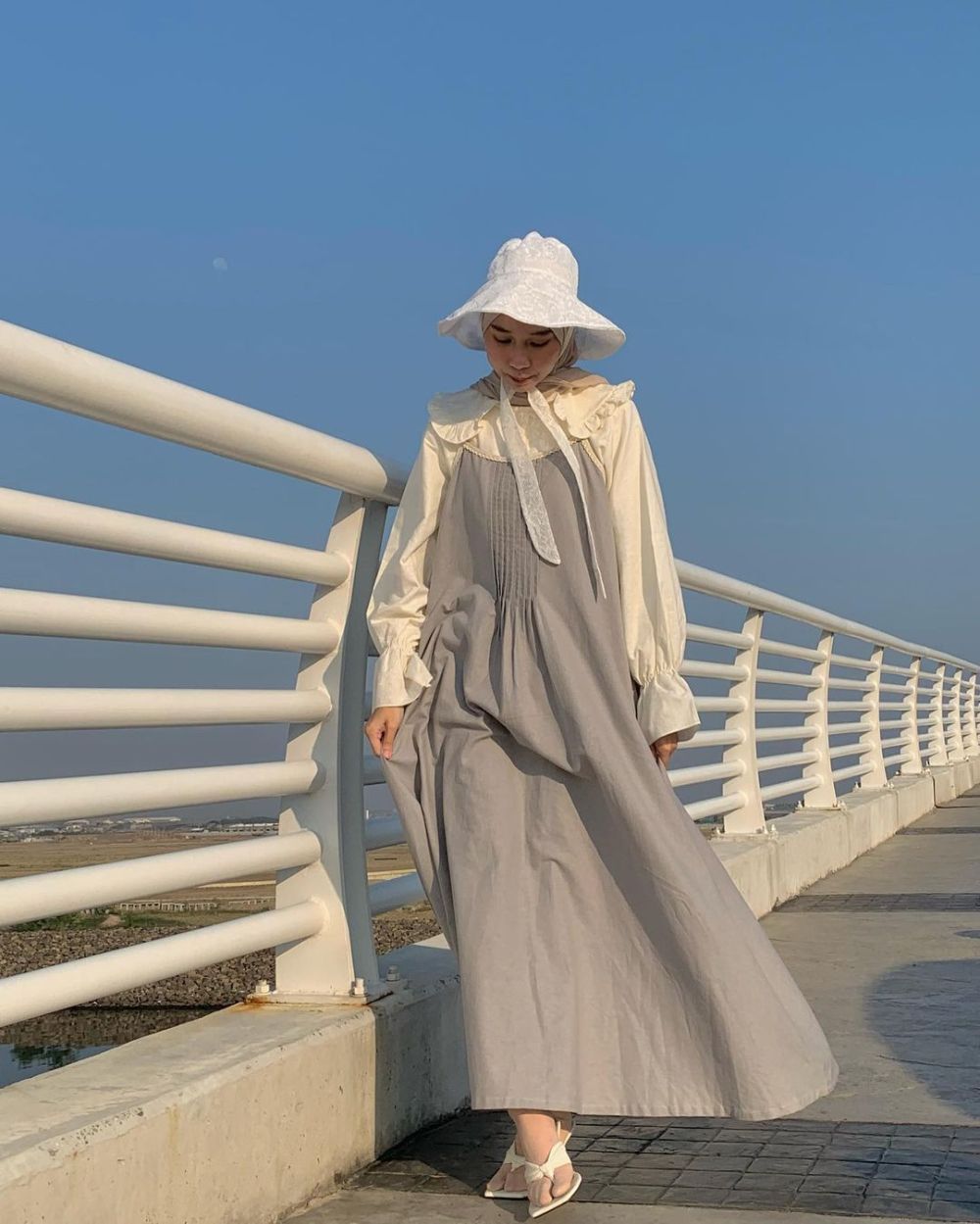 11 Outfit ke Pantai dengan Dress dan Rok ala Astri Ratnasari, Stunning