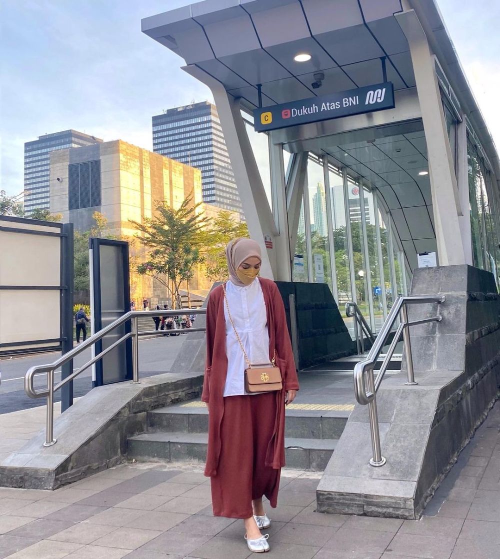 9 Ide OOTD Street Style Hijab Ala Selebgram Intan Sugih