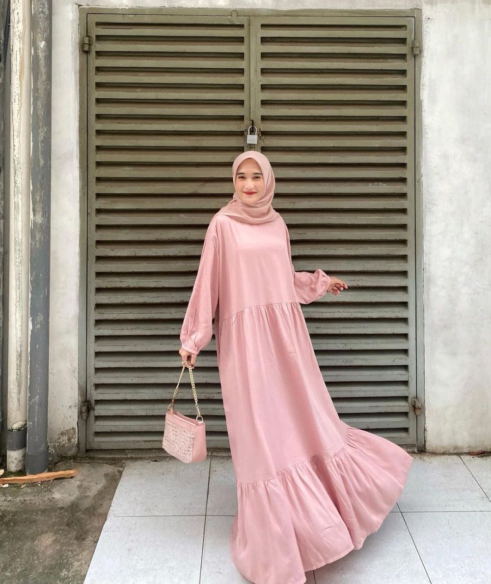 10 Inspirasi OOTD Hijab Dress ala Cut Indah Sundari yang Trendi Abis
