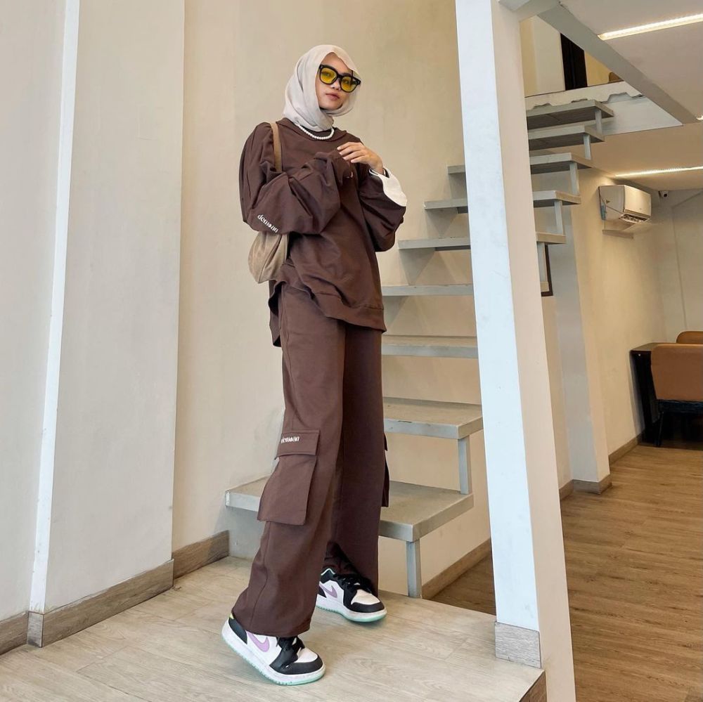 9 Padu Padan Style Boyish dengan Cargo Pants ala Clara Yulia, Kece!