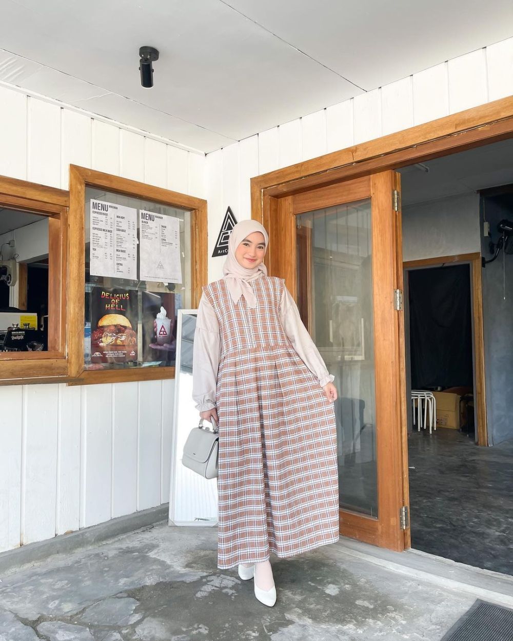 10 Hijab Style dengan Outfit Plaid ala Olivia Finda, Gayanya Trendi!