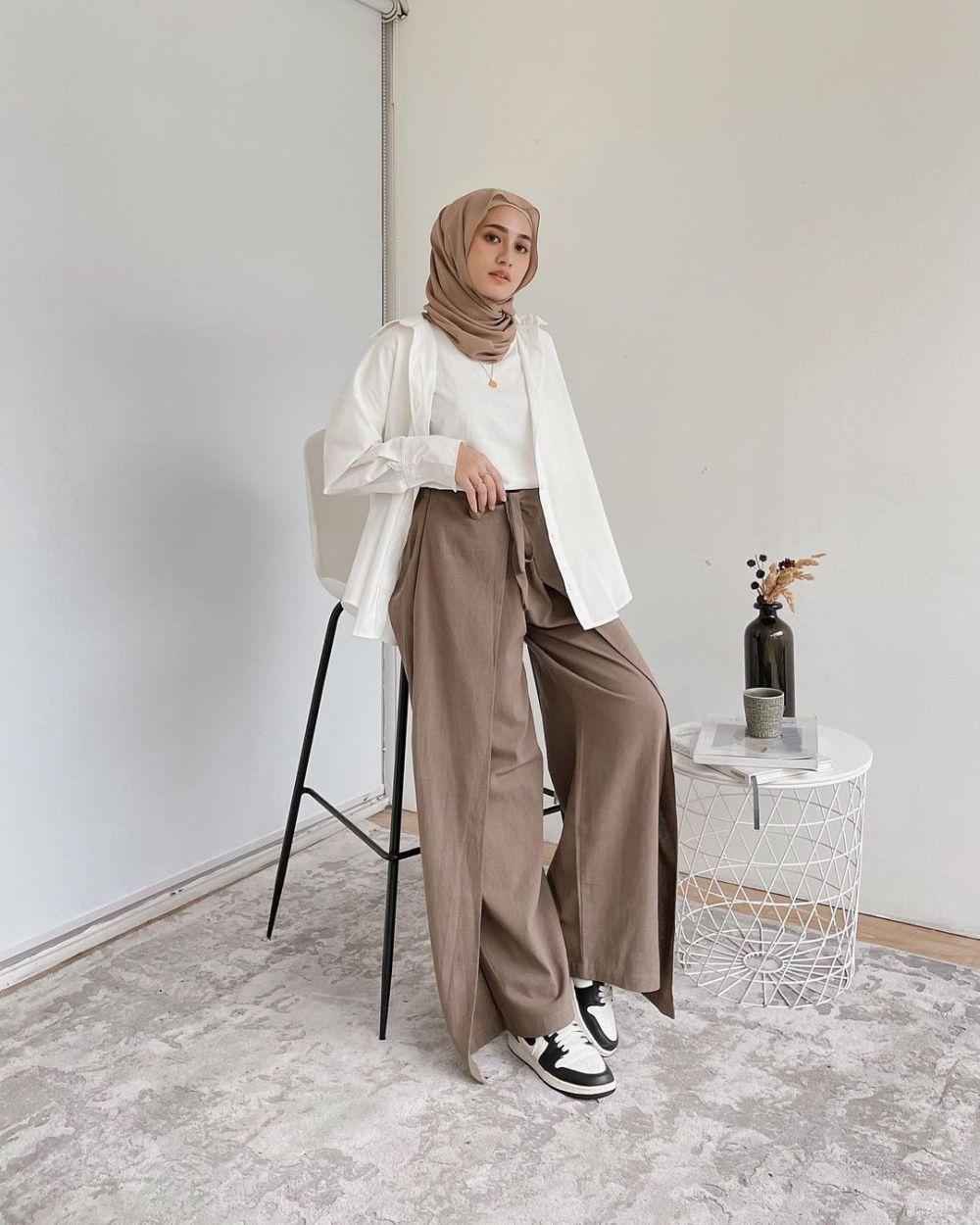 Ootd Hijab Nuansa Putih Ala Helmi Nursifah Eye Catching 6070