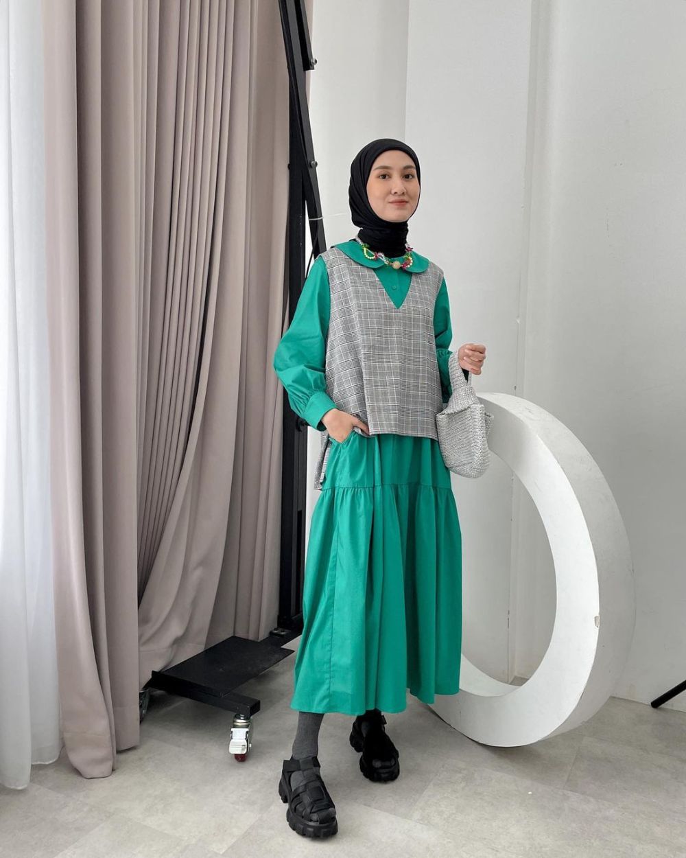 9 Inspirasi OOTD Hijab Cewek Kue ala Inas Rana Fagastia, Colorful!