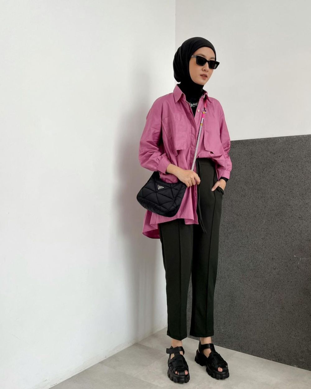 9 Ide Style Outfit Hijab ke Kampus ala Inas Rana Fagastia, Trendi Abis