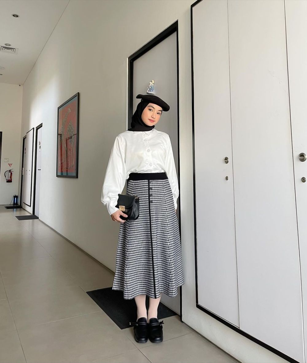 10 Hijab Style dengan Outfit Plaid ala Olivia Finda, Gayanya Trendi!