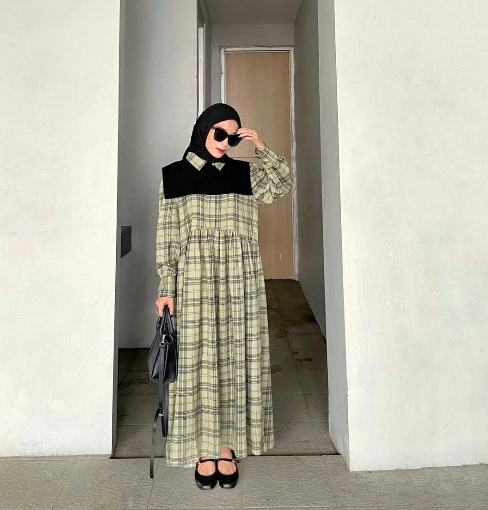 10 Inspirasi OOTD Hijab Dress ala Cut Indah Sundari yang Trendi Abis