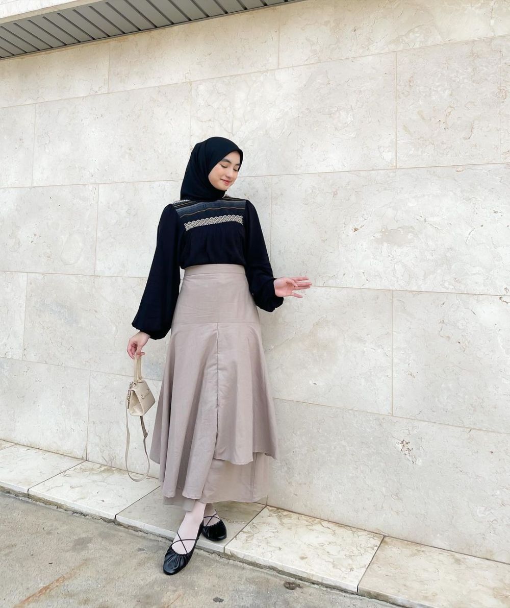 10 Ide Hijab Style dengan Rok ala Olivia Finda, Anggun dan Manis!