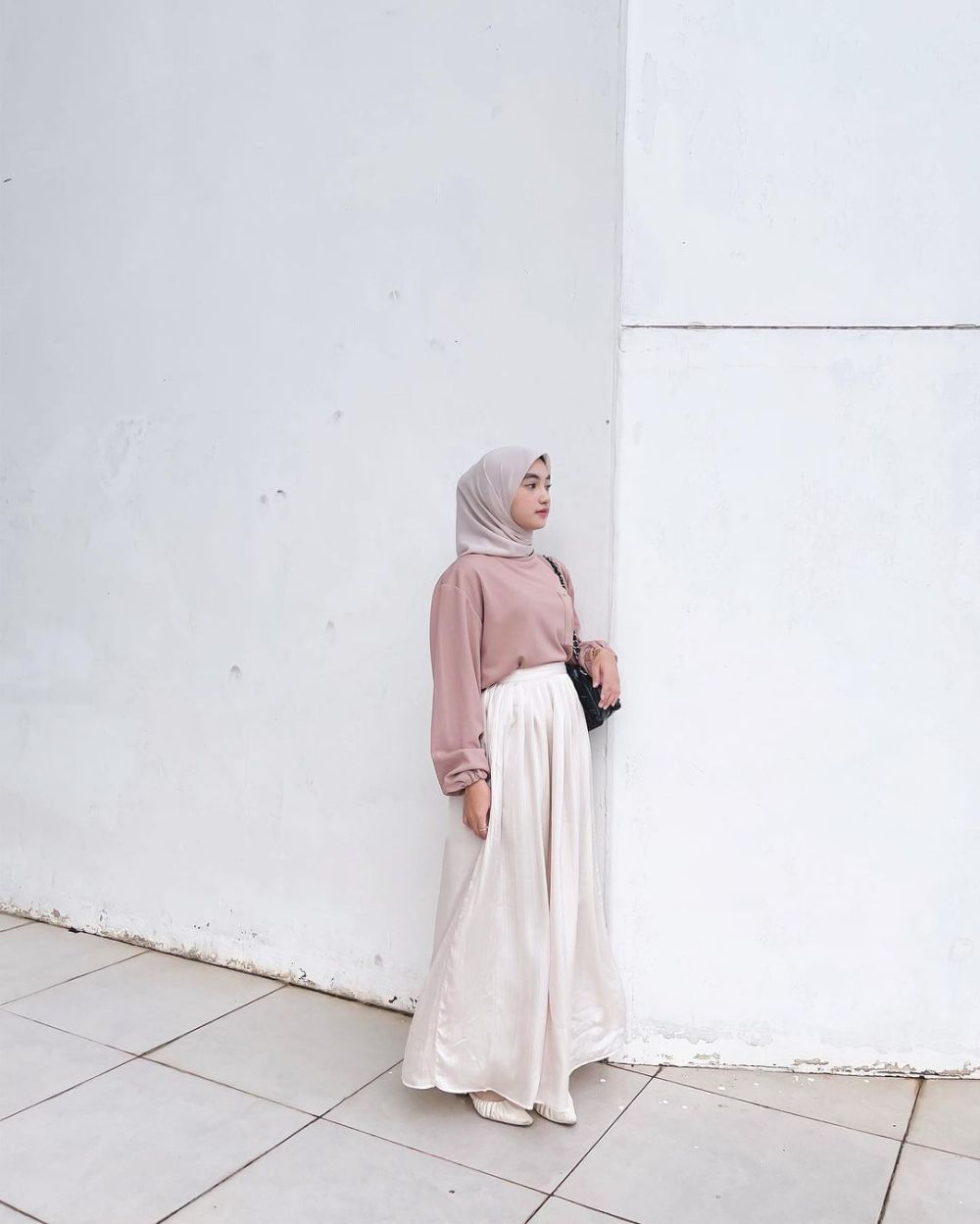 10 Ide Hijab Style dengan Rok ala Olivia Finda, Anggun dan Manis!