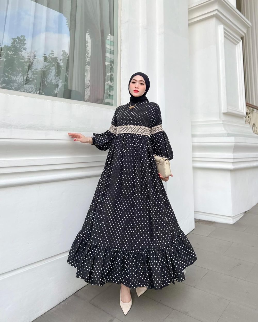 10 Hijab Style Outfit Nuansa Hitam ala Yolla Anggita, Classy!