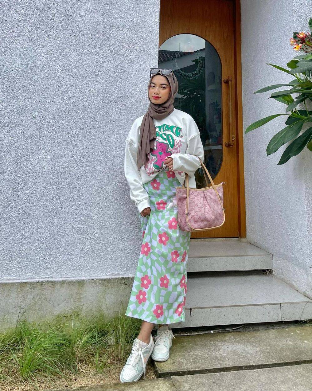 9 Ide Outfit Kuliah Dengan Floral Skirt Ala Selebgram Hijab