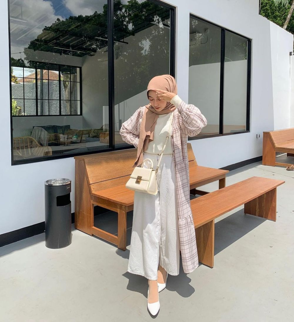 10 Ide Outfit Hijab Pattern buat Hangout ala Selebgram Rafika Rahma