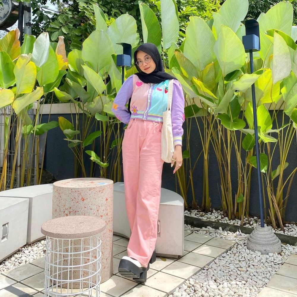 12 OOTD Hijab Playful ala Nayla Jasmine, Looknya Ceria Abis!