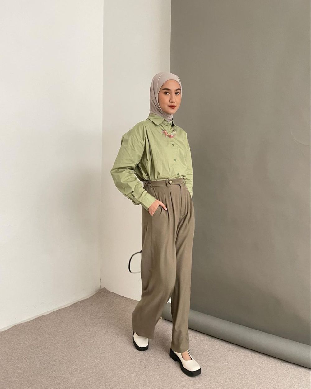 9 Ide Style Outfit Hijab ke Kampus ala Inas Rana Fagastia, Trendi Abis