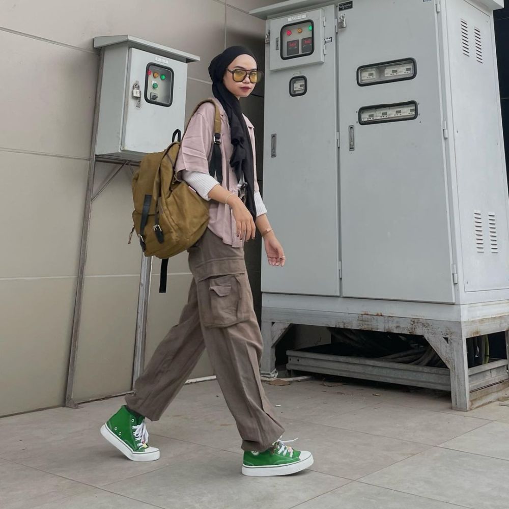 9 Padu Padan Style Boyish dengan Cargo Pants ala Clara Yulia, Kece!