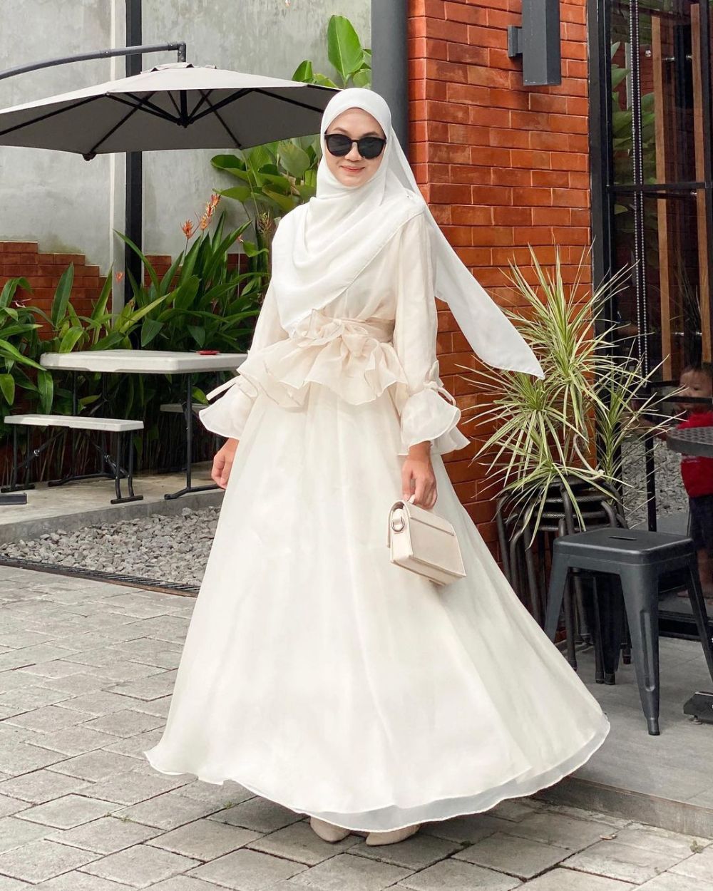 10 Ide OOTD Hijab Dress Kondangan ala Nyimas Juniar, Curi Perhatian