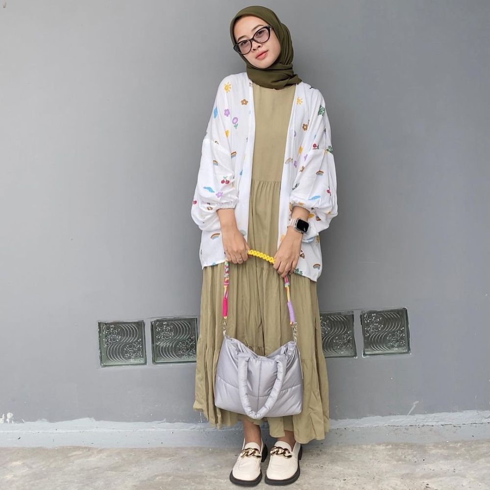 10 Inspirasi OOTD Hijab Bernuansa Putih, Cocok buat Bukber