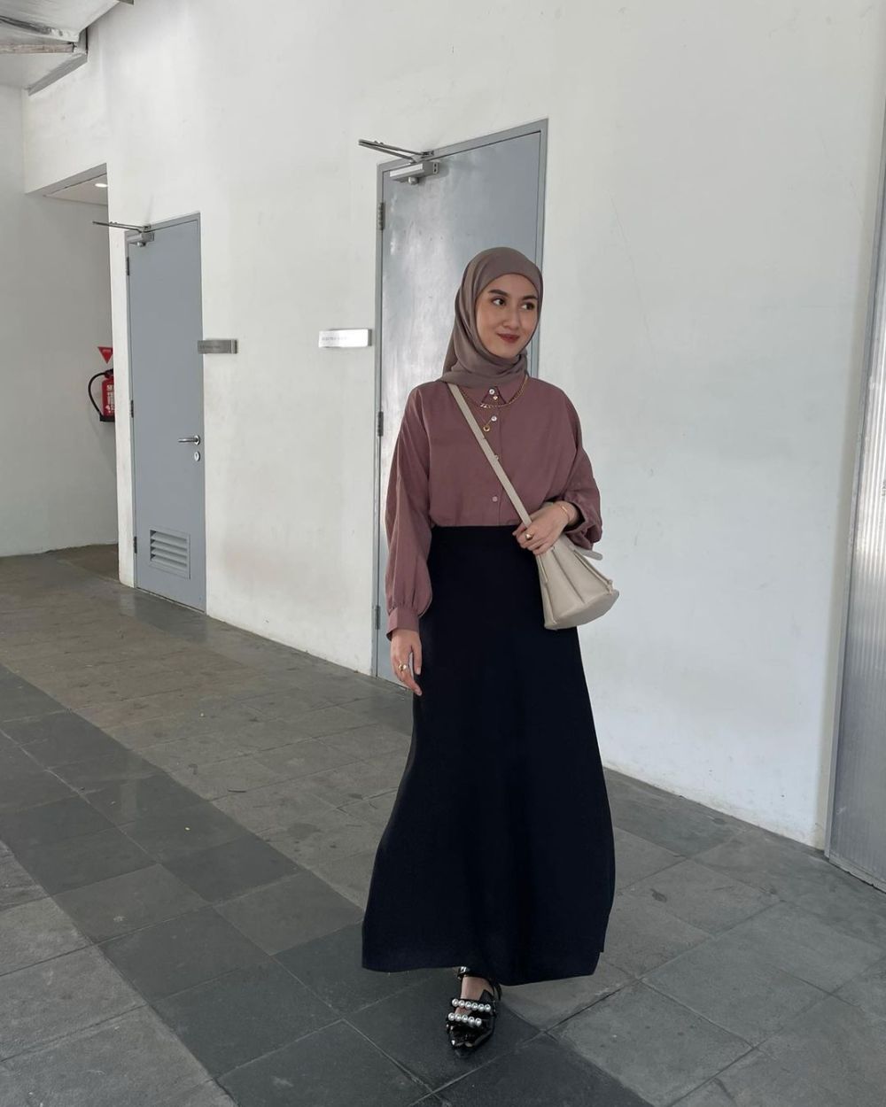 9 Ide Style Outfit Hijab ke Kampus ala Inas Rana Fagastia, Trendi Abis