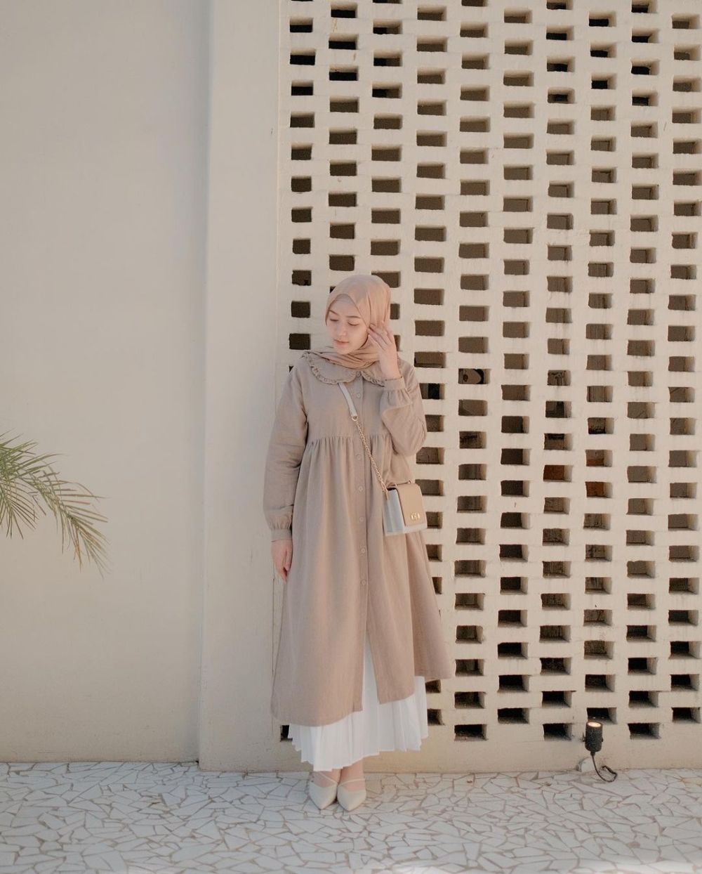 10 OOTD Hijab ke Pantai Nuansa Pastel ala Sari Endah Pratiwi, Stunning