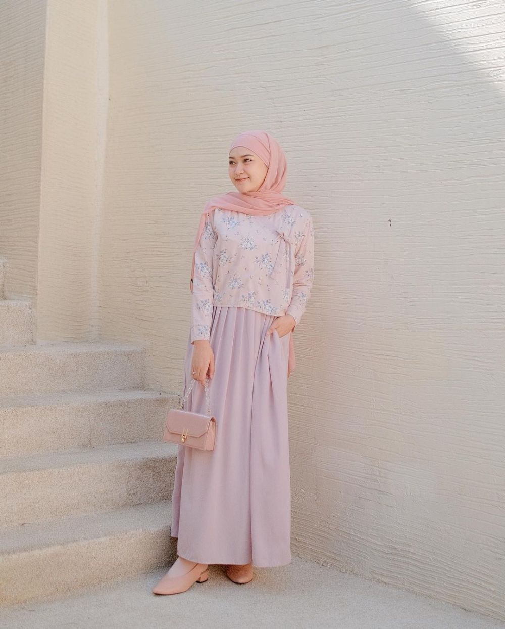 10 OOTD Hijab ke Pantai Nuansa Pastel ala Sari Endah Pratiwi, Stunning