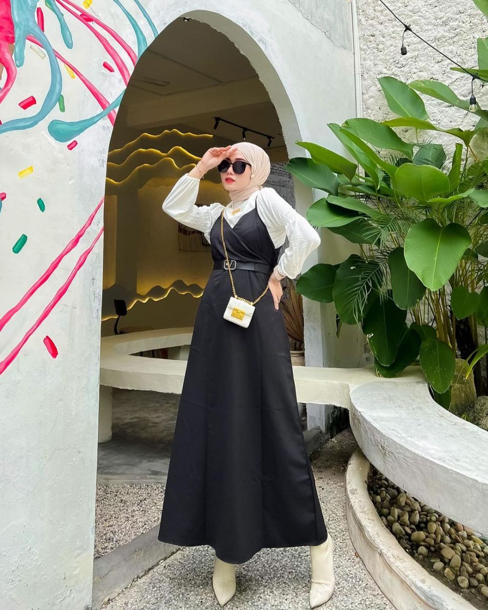 10 Hijab Style Outfit Nuansa Hitam ala Yolla Anggita, Classy!