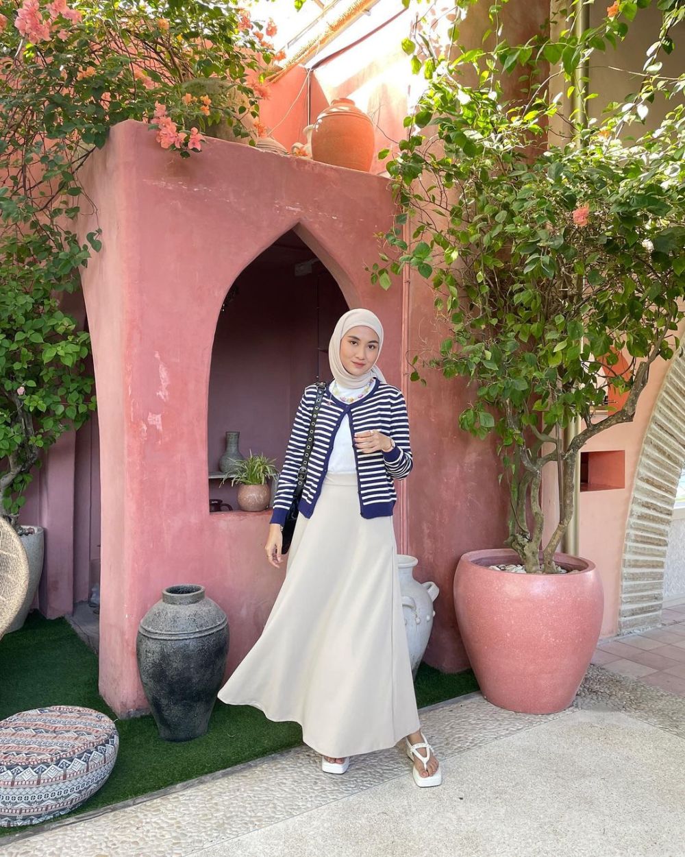 9 Ide OOTD Hijab ala Inas Rana dengan Knit Cardigan, Effortless!