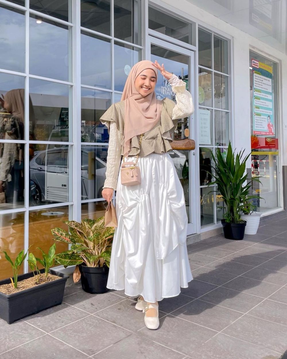9 Inspirasi OOTD Hijab Nuansa Putih ala Richa Etika Ulhaq, Anggun!