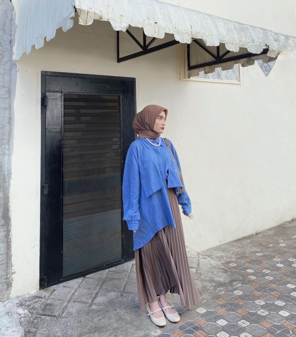 9 Ide Mix and Match Outfit Biru ala Cut Indah Sundari, Stylish!