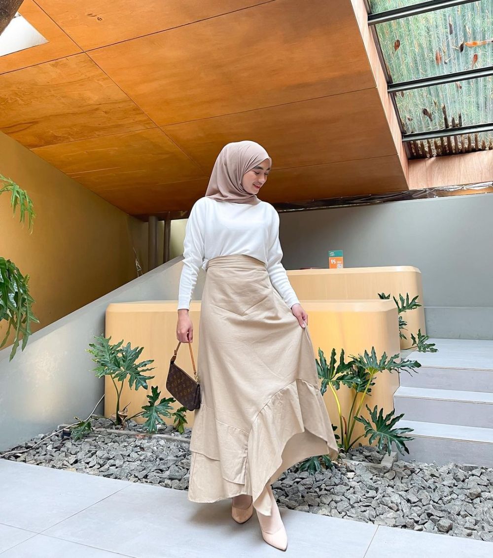 10 Ide Hijab Style dengan Rok ala Olivia Finda, Anggun dan Manis!