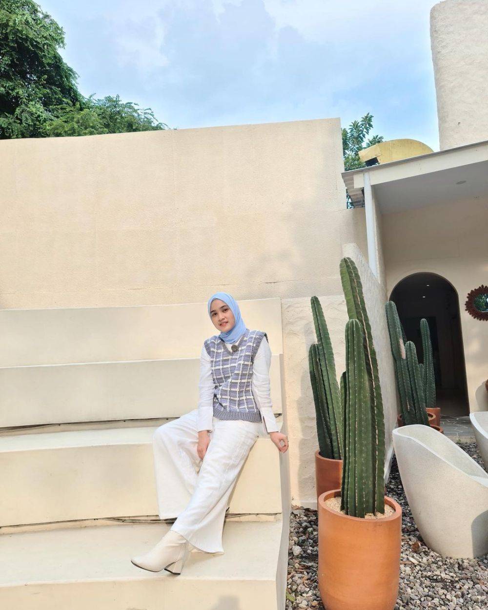 9 Inspirasi OOTD Hijab Ala Cut Syifa, Cocok Untuk Hangout!