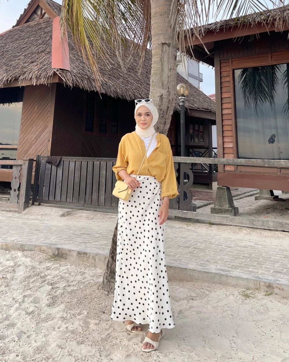 9 Ide Padu Padan Outfit Hijab Pakai Rok ala Thuraya Nur, Stylish!