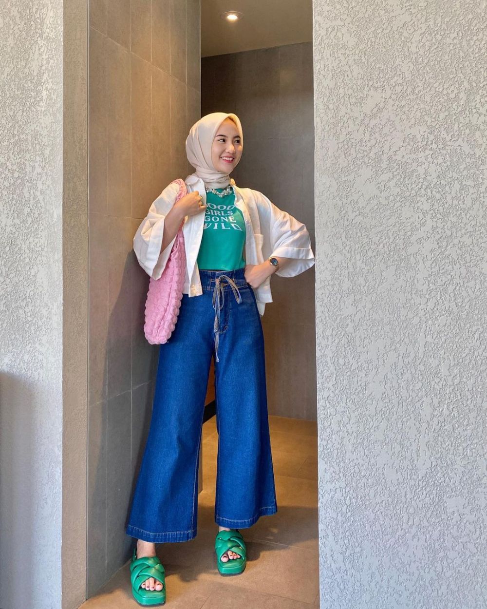 9 Ide Outfit Jalan Santai Simpel Hijab ala Intan Ghazella, Pakai Jeans