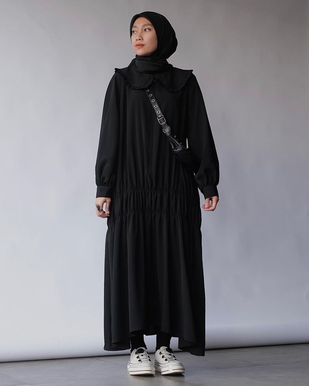 9 Outfit Hijab Serba Hitam ala Renni Andriani, Look Badas Misterius