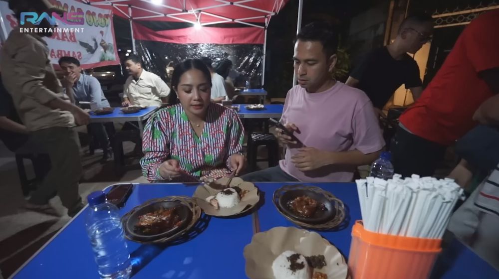 10 Momen Raffi-Nagita Sahur di Warung Kaki Lima, Traktir Karyawan