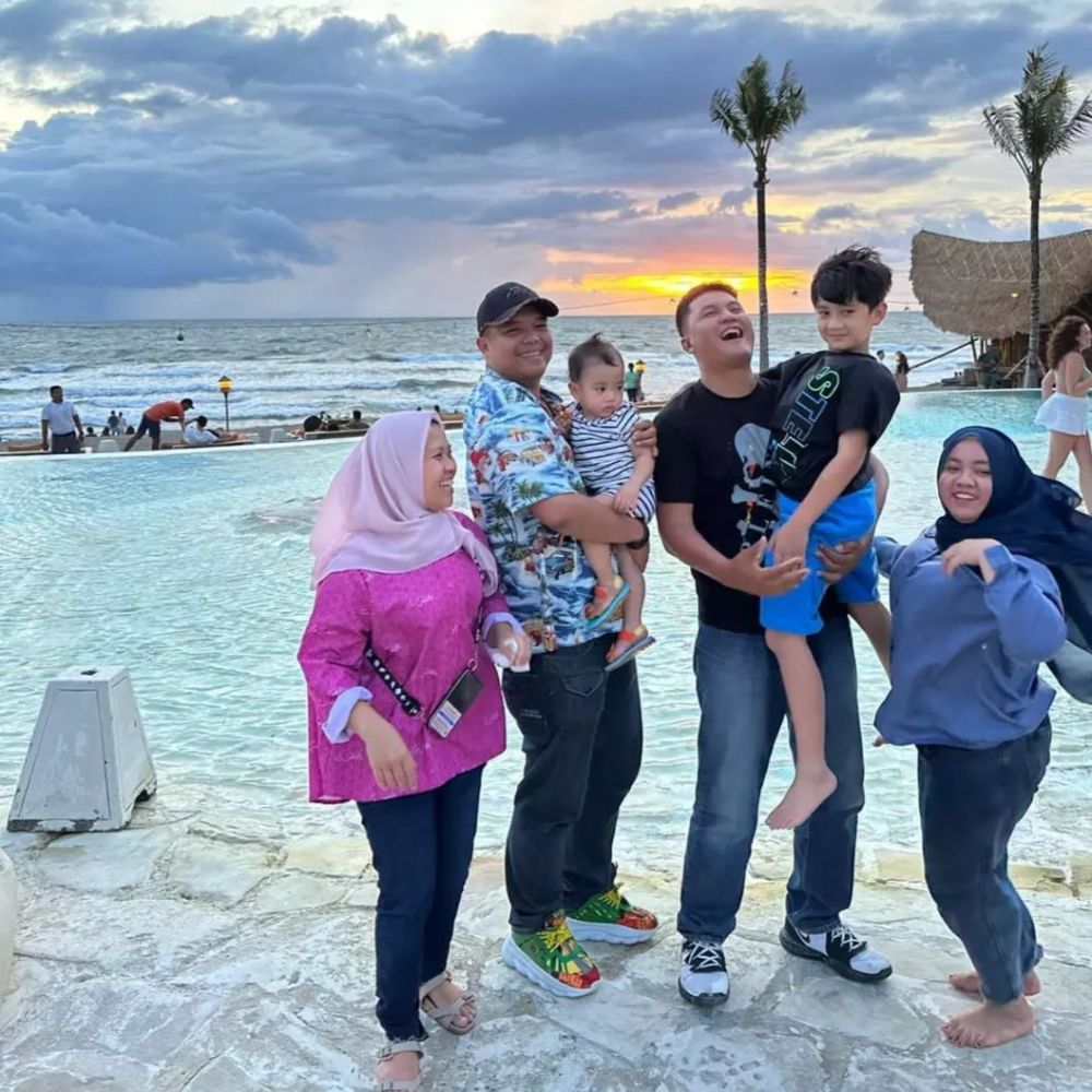 10 Potret Kedekatan Rafathar Dan Bodyguard Nya Saat Di Bali 